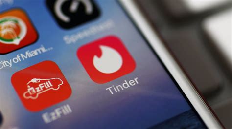 70,000 Tinder Photos of Women Just Got Dumped on。